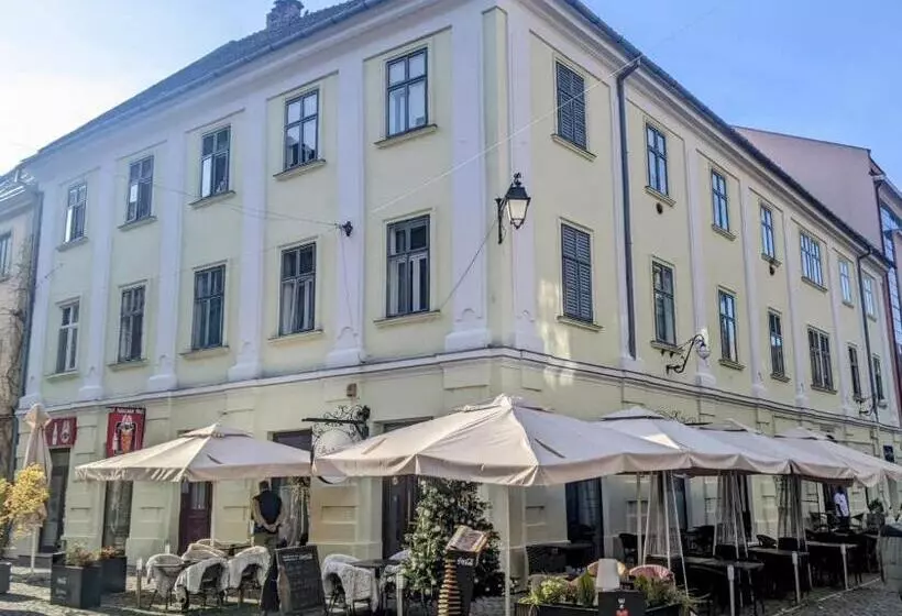 The Industrique Home   3 Bedroom Apartment