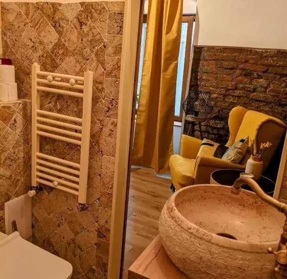 The Industrique Home   3 Bedroom Apartment