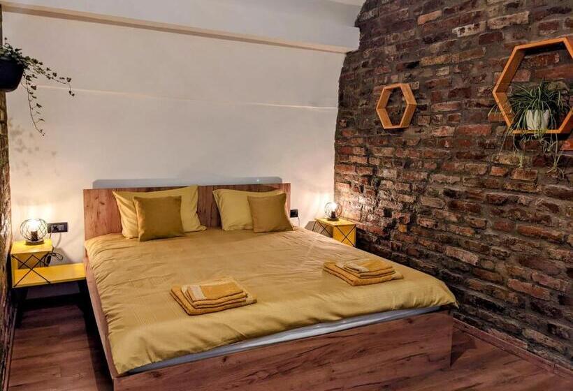 The Industrique Home   3 Bedroom Apartment