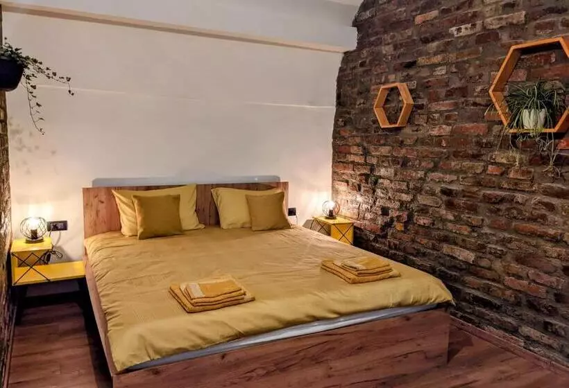 The Industrique Home   3 Bedroom Apartment