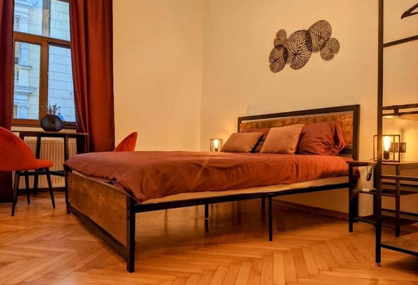 The Industrique Home   3 Bedroom Apartment