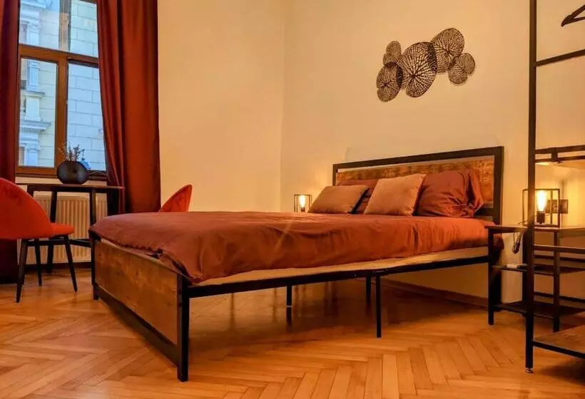 The Industrique Home   3 Bedroom Apartment