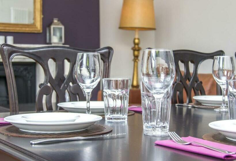 Aamiaismajoitus (B&B) 3 Berkeley Square Guesthouse
