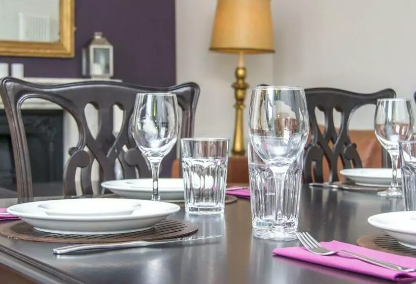 Aamiaismajoitus (B&B) 3 Berkeley Square Guesthouse