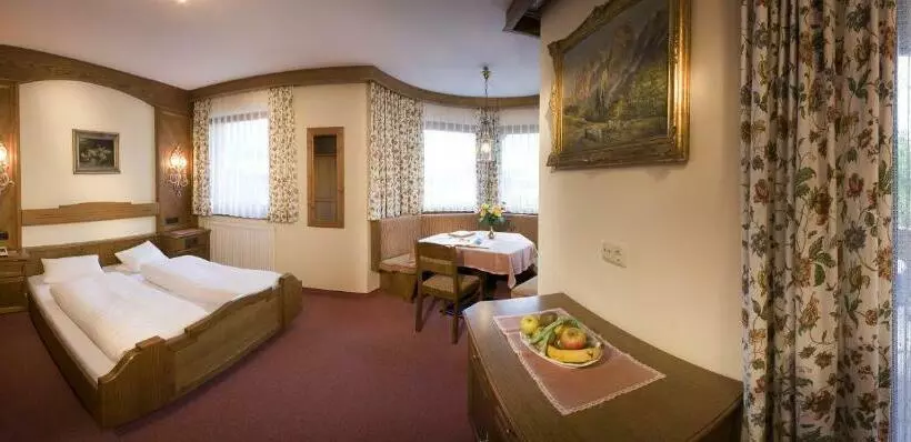 هتل Montana Apartments