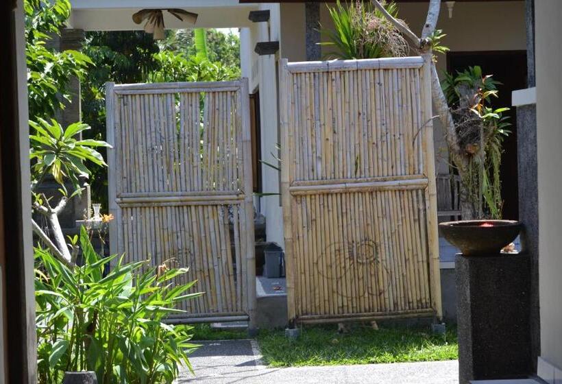 פנסיון Sakha House