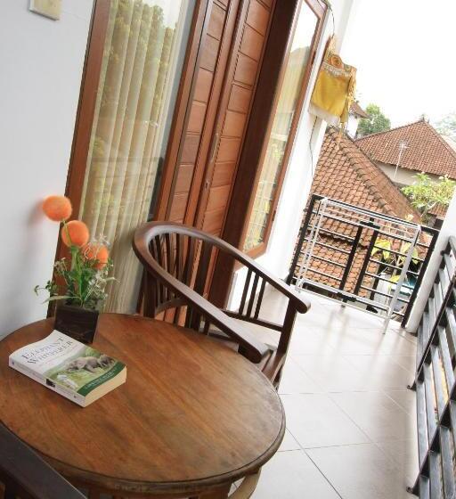 פנסיון Sakha House