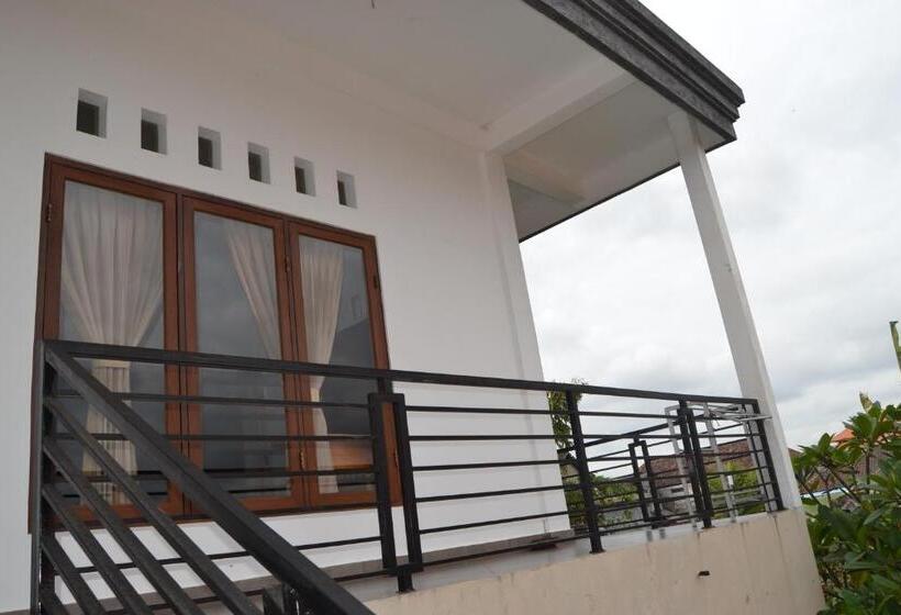 פנסיון Sakha House