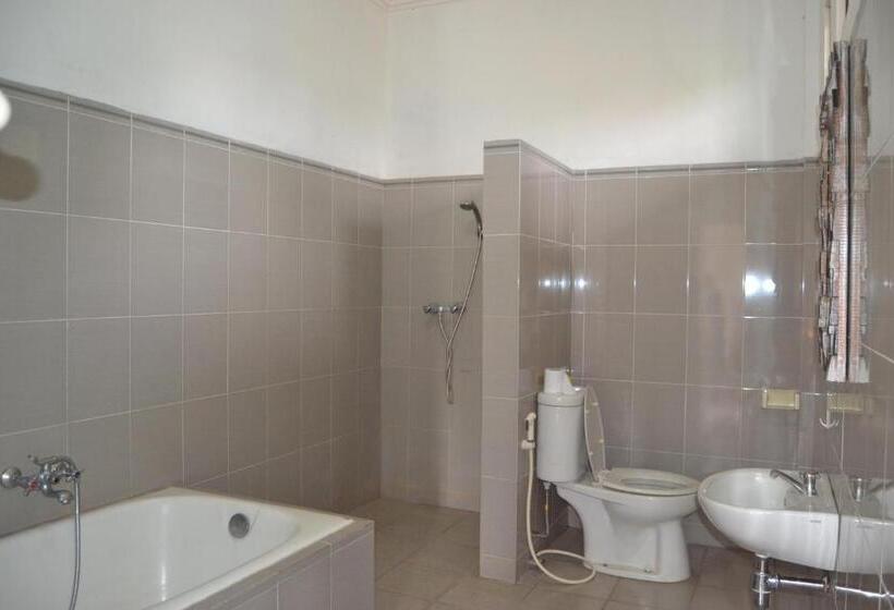 פנסיון Sakha House