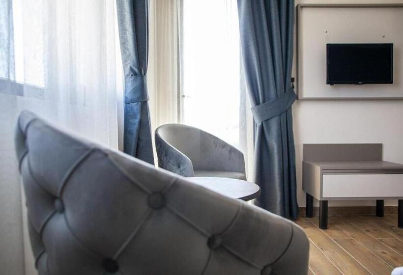 تختخواب و صبحانه Demyra Boutique