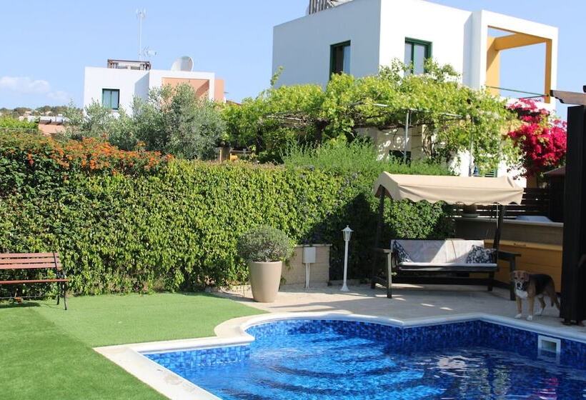 Immaculate 3 Bed House In Pentakomo