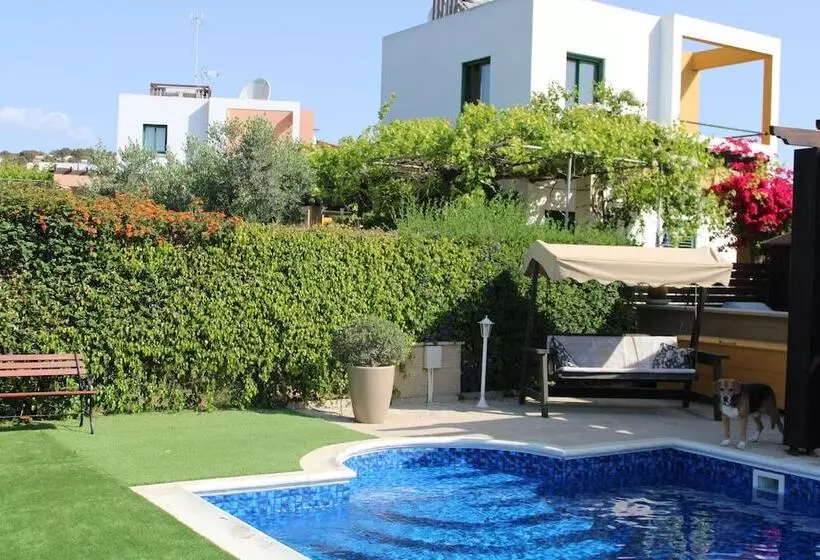 Immaculate 3 Bed House In Pentakomo