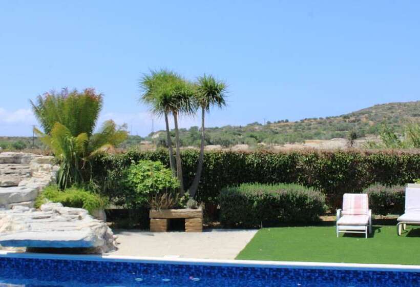 Immaculate 3 Bed House In Pentakomo