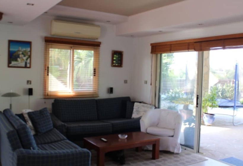 Immaculate 3 Bed House In Pentakomo