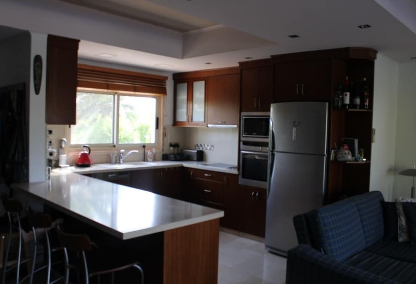 Immaculate 3 Bed House In Pentakomo