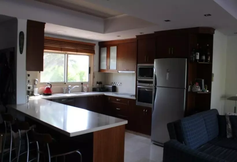 Immaculate 3 Bed House In Pentakomo