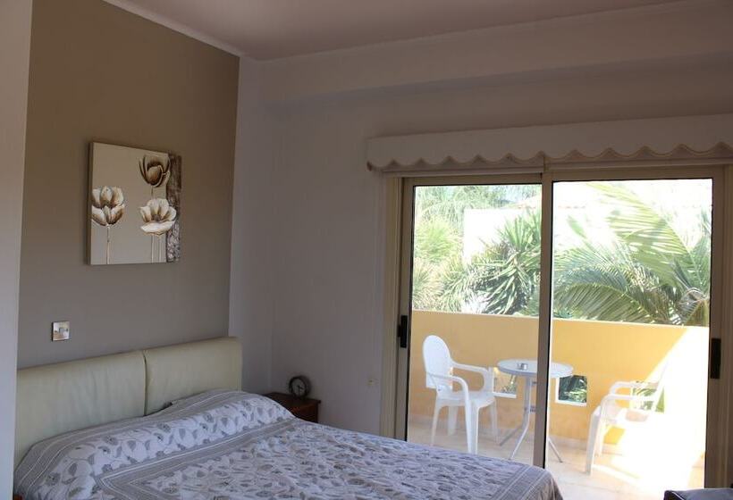 Immaculate 3 Bed House In Pentakomo
