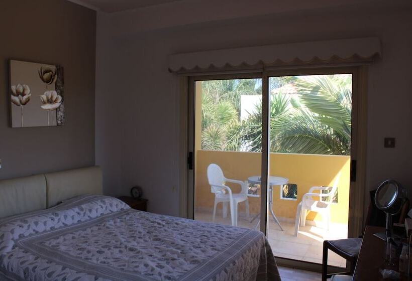 Immaculate 3 Bed House In Pentakomo