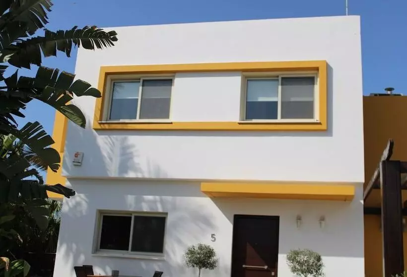 Immaculate 3 Bed House In Pentakomo