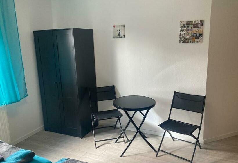 پانسیون Eastside Apartment 5