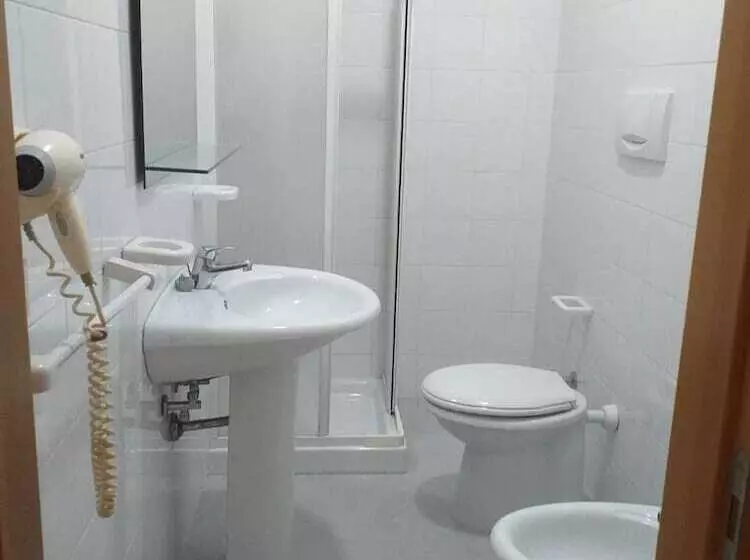 ペンション Room In Bb   Spacious Double Room Right By The Sea