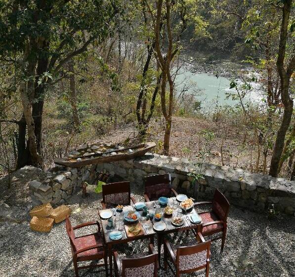 هتل Neemrana S Glasshouse On The Ganges
