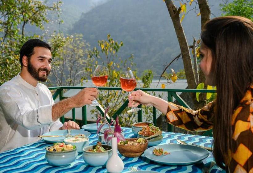 هتل Neemrana S Glasshouse On The Ganges