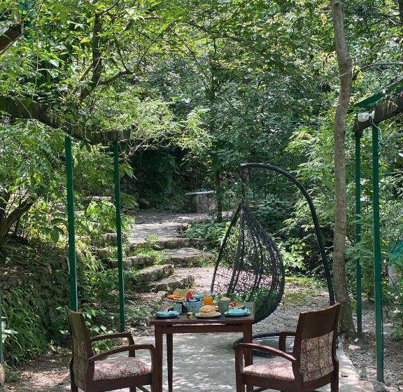 هتل Neemrana S Glasshouse On The Ganges