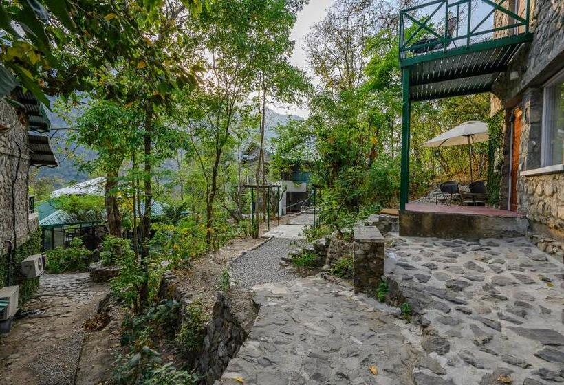 هتل Neemrana S Glasshouse On The Ganges