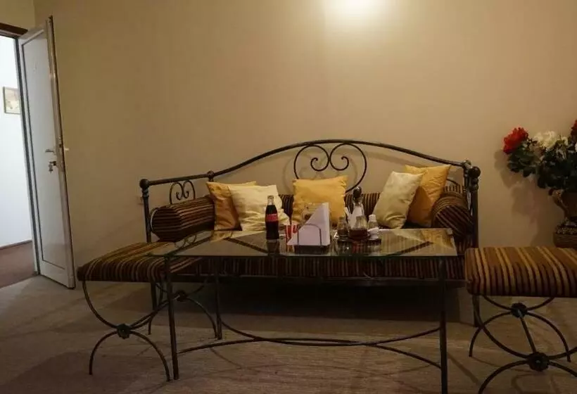 ホテル хотел ресторант тиролиа