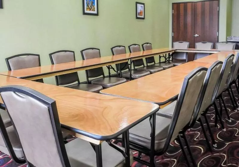 Отель Comfort Inn & Suites Artesia