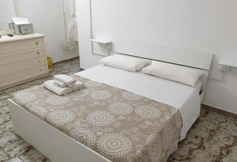 تختخواب و صبحانه Guest House Tra Rocce E Mare