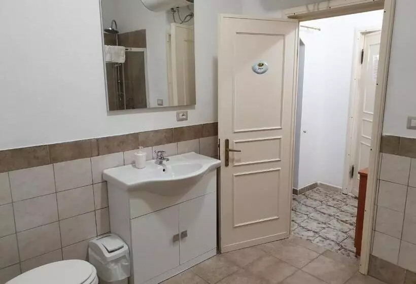 تختخواب و صبحانه Guest House Tra Rocce E Mare