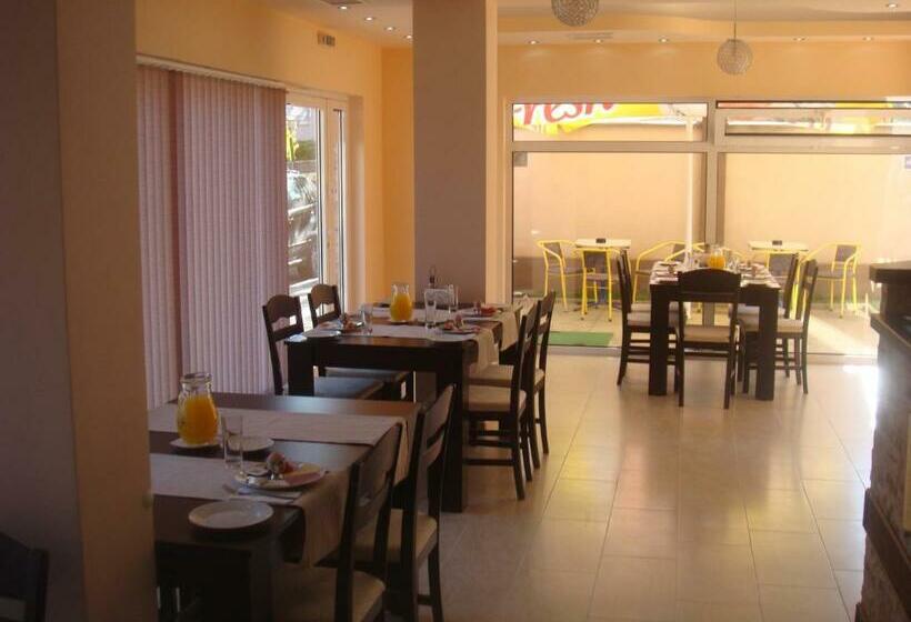 هتل Ivatea Family