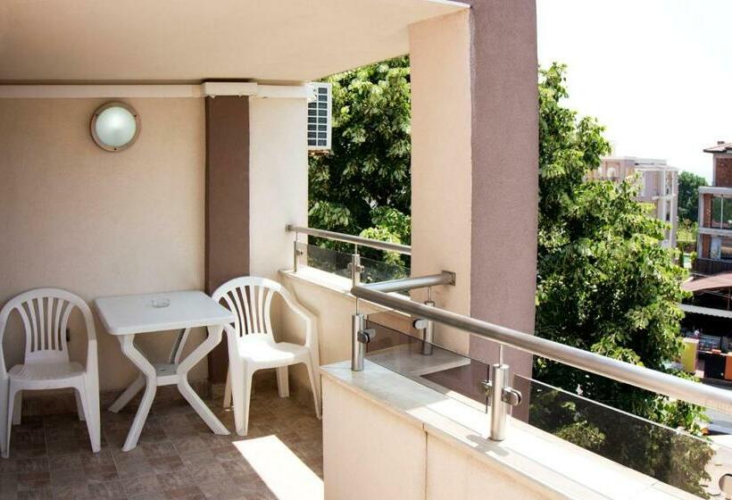 هتل Ivatea Family