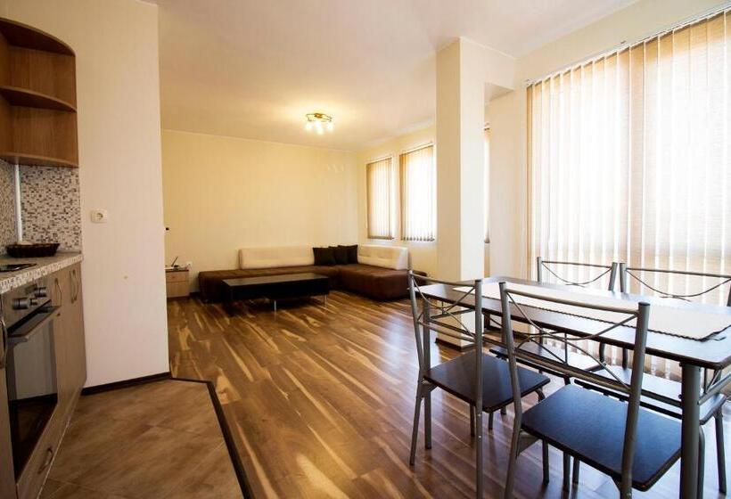 هتل Ivatea Family