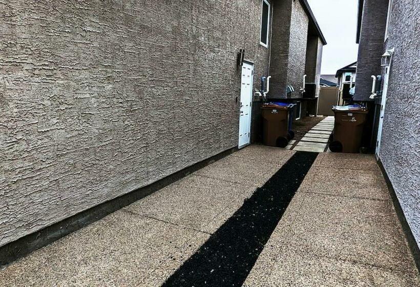 Exquisite And Modern Executive Suite With Parking