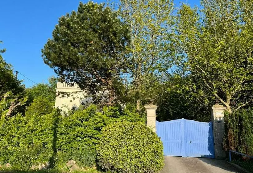L Ile Des Iris   à 200 M De La Plage