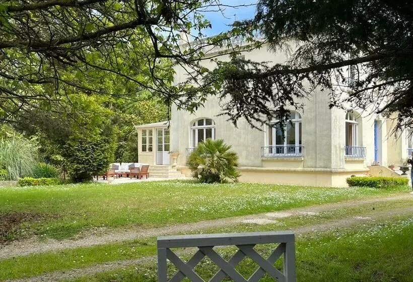 L Ile Des Iris   à 200 M De La Plage