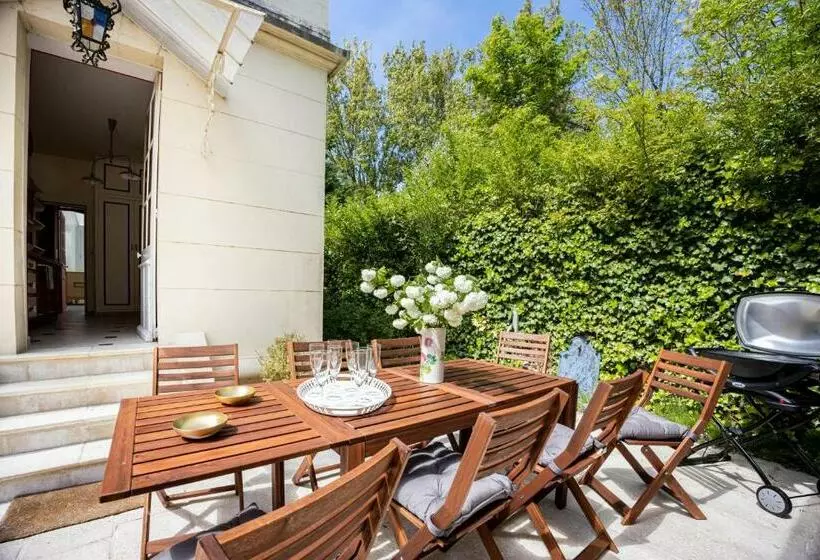 L Ile Des Iris   à 200 M De La Plage