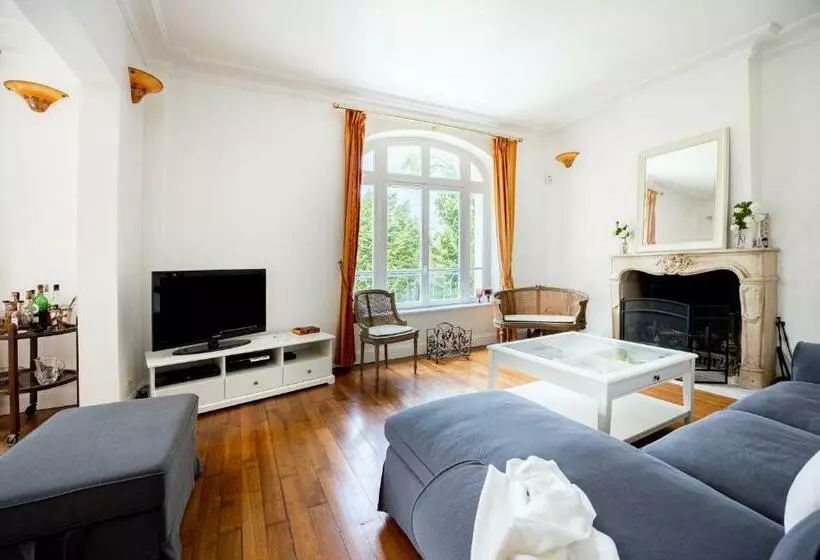 L Ile Des Iris   à 200 M De La Plage