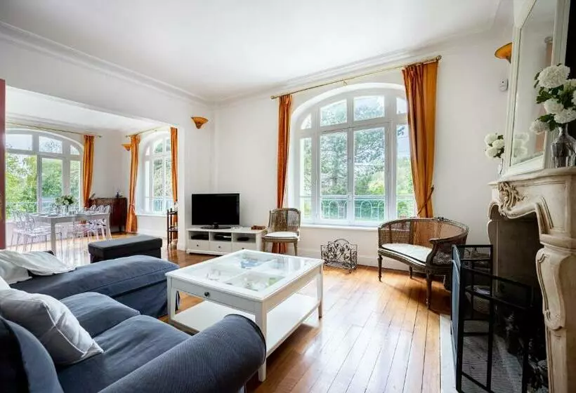 L Ile Des Iris   à 200 M De La Plage