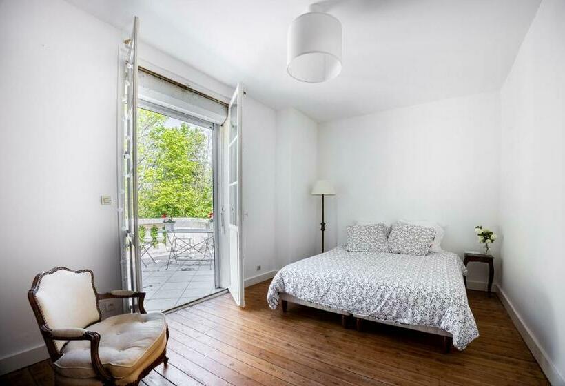 L Ile Des Iris   à 200 M De La Plage