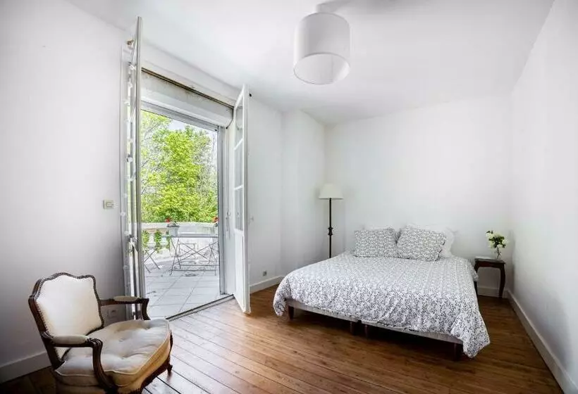 L Ile Des Iris   à 200 M De La Plage