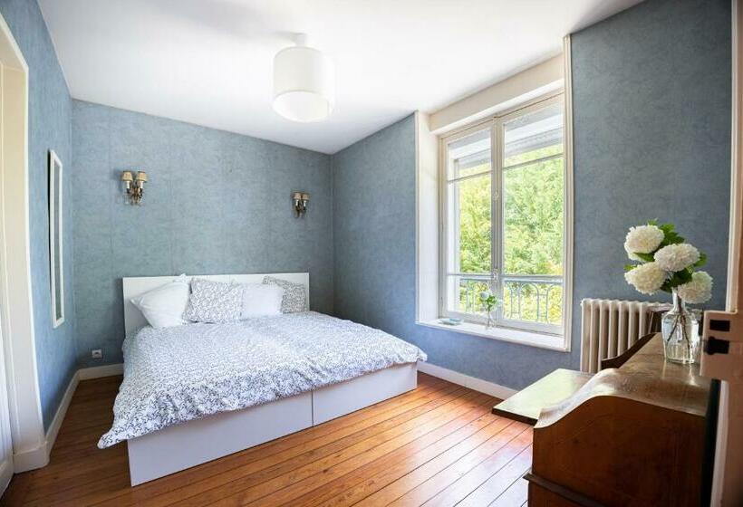 L Ile Des Iris   à 200 M De La Plage