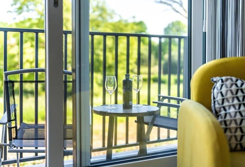 Ash View Place 3  Heathrow   Thorpe Park   Free Parking