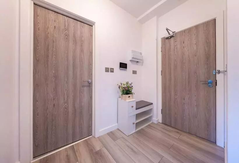 Ash View Place 3  Heathrow   Thorpe Park   Free Parking
