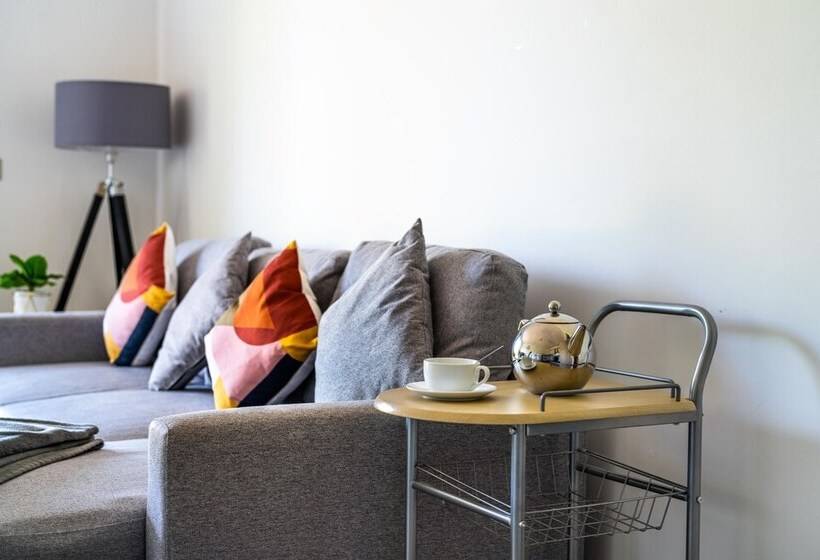 Ash View Place 3  Heathrow   Thorpe Park   Free Parking