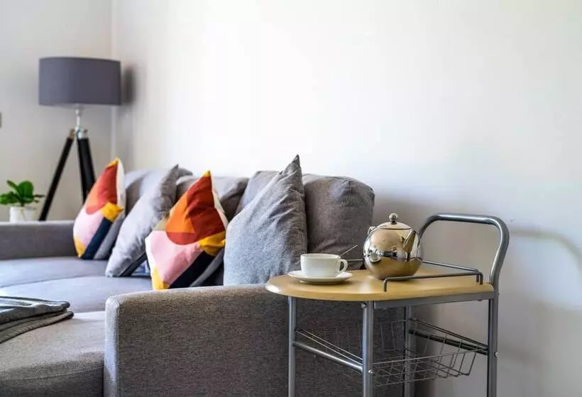 Ash View Place 3  Heathrow   Thorpe Park   Free Parking