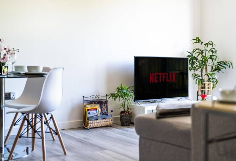 Ash View Place 3  Heathrow   Thorpe Park   Free Parking